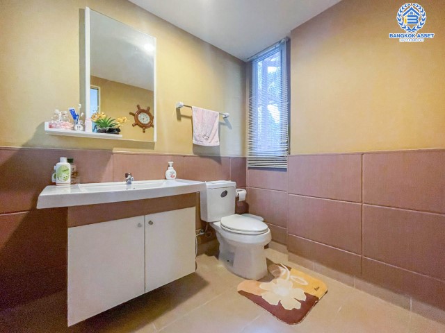 *****บ้านเดี่ยวมือสองย่านกรุงเทพฯ ม.คาซาวิลล์ สุขาภิบาล5 เนื้อที่กว้างขวางเกือบ 51 ตร.ว.  ฟังก์ชัน 3 ห้องนอน 3 ห้องน้ำ ที่จอดรถ 2 คัน แถมเฟอร์นิเจอร์ พร้อมสัญญาณกันขโมยทั้งหลัง เดินทางง่าย ห่างจากจุดขึ้น-ลงทางด่วน "สุขาภิบาล5" เพียง 11 นาทีเท่านั้น